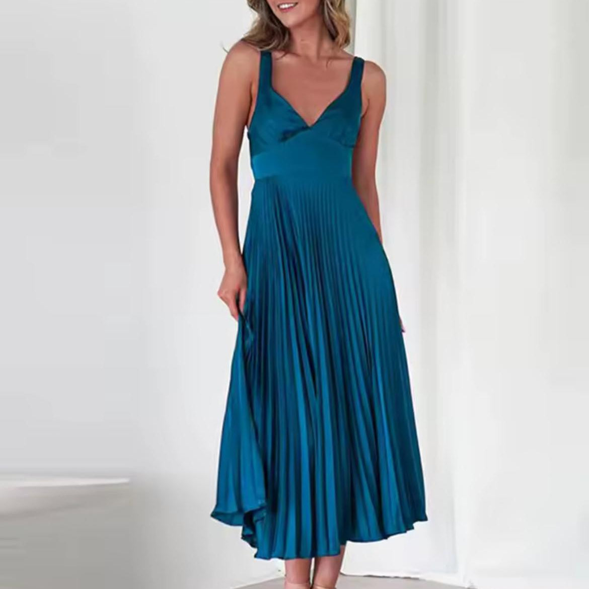 Clara - Pleated V-Neck Maxi Dress